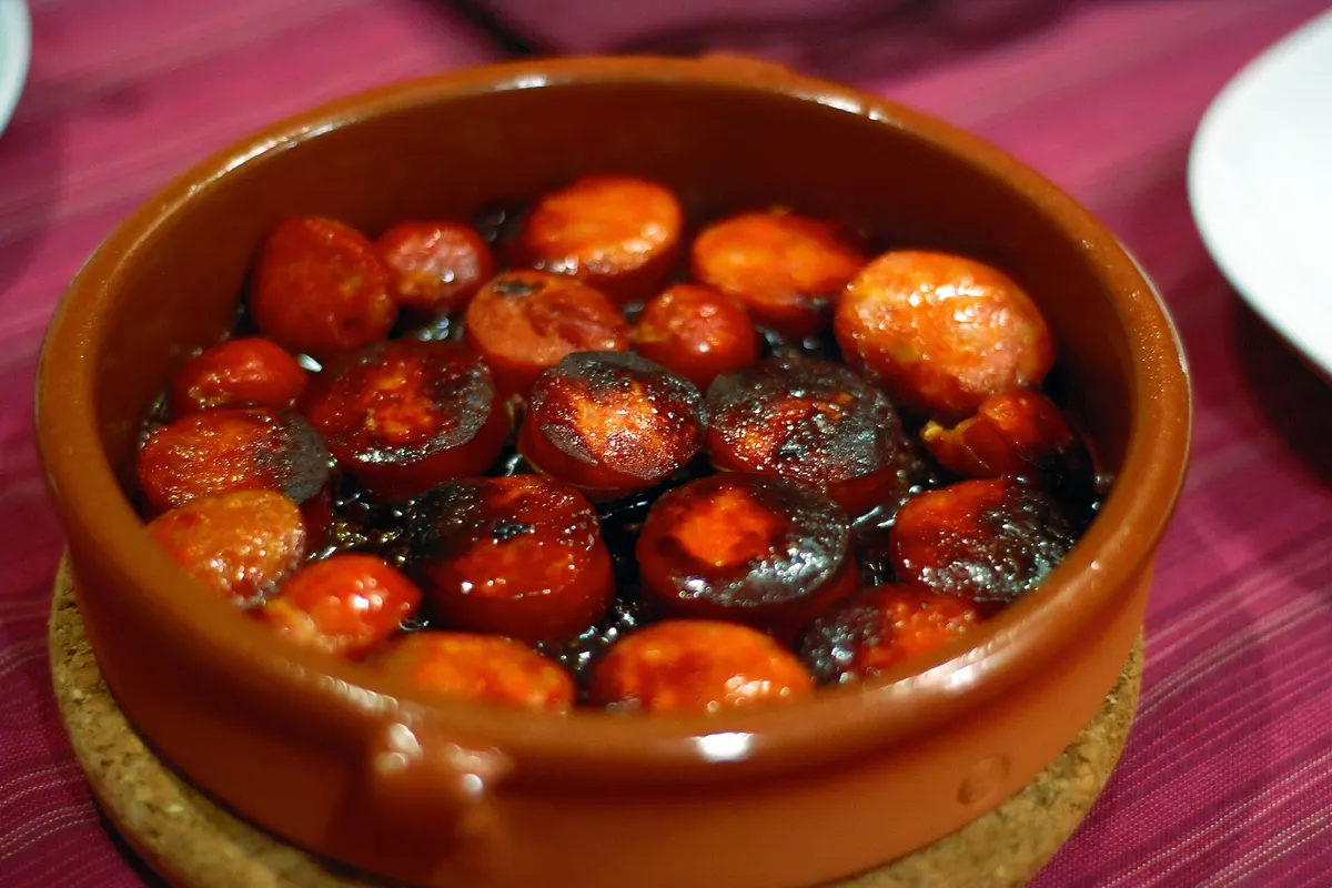 Chorizo al vino dulce — receta andaluza de Huelva