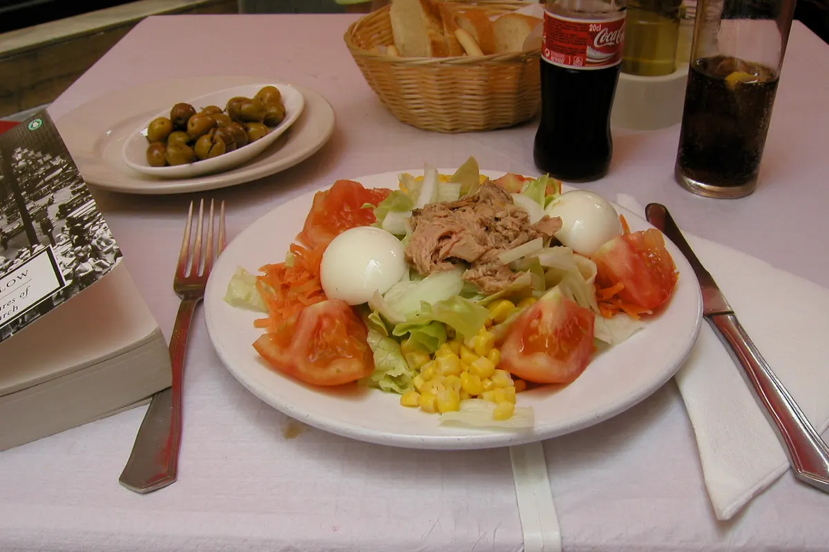 Ensalada de ventresca de Sevilla, cocina andaluza casera
