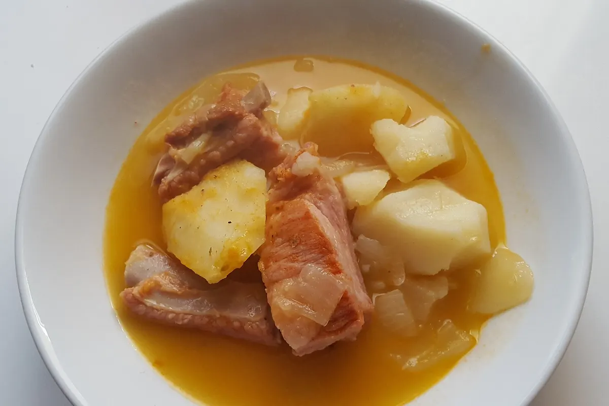 Guiso de patatas con costilla — receta andaluza de Huelva