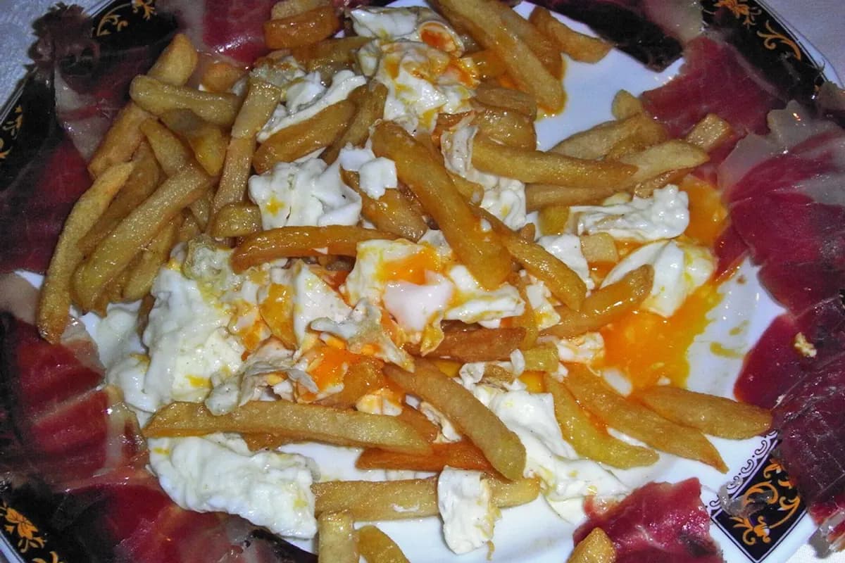 Huevos rotos con jamón — receta andaluza de Sevilla