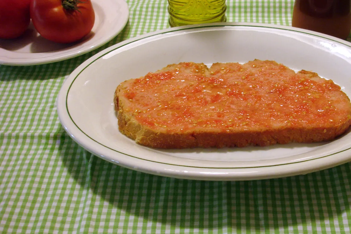 Pan cateto con tomate y AOVE — receta andaluza de Granada