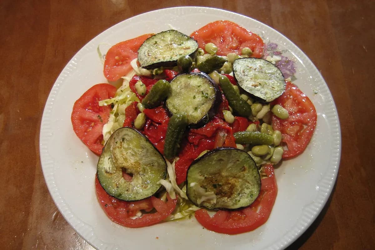 Tomates aliñados de Cádiz, cocina andaluza casera